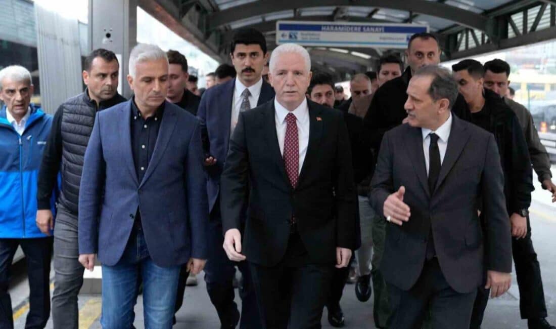 İstanbul Valisi Davut Gül, Beylikdüzü’ndeki metrobüs kazası sonrası yaralıları hastanede ziyaret etti. İstanbul Valisi Davut Gül, Beylikdüzü'nde metrobüs kazasında yaralananları hastanede ziyaret