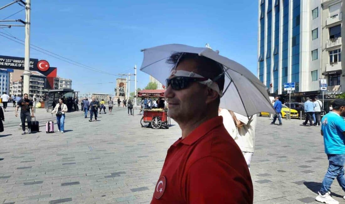 İstanbul’da Baharın Gelişiyle Sıcak Havaya Rağmen Taksim’de Yoğunluk Arttı İstanbul'da hava sıcaklıkları artarken, Taksim'deki vatandaşlar bunaltıcı bahar havasıyla karşılaştı.