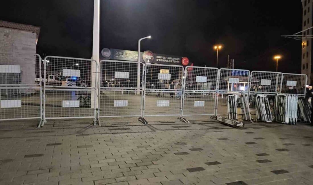 İstanbul’da 1 Mayıs İçin Güvenlik Önlemleri Artırıldı, Bazı Yollar Trafiğe Kapatıldı 1 Mayıs Emek ve Dayanışma Günü öncesinde İstanbul'da güvenlik önlemleri
