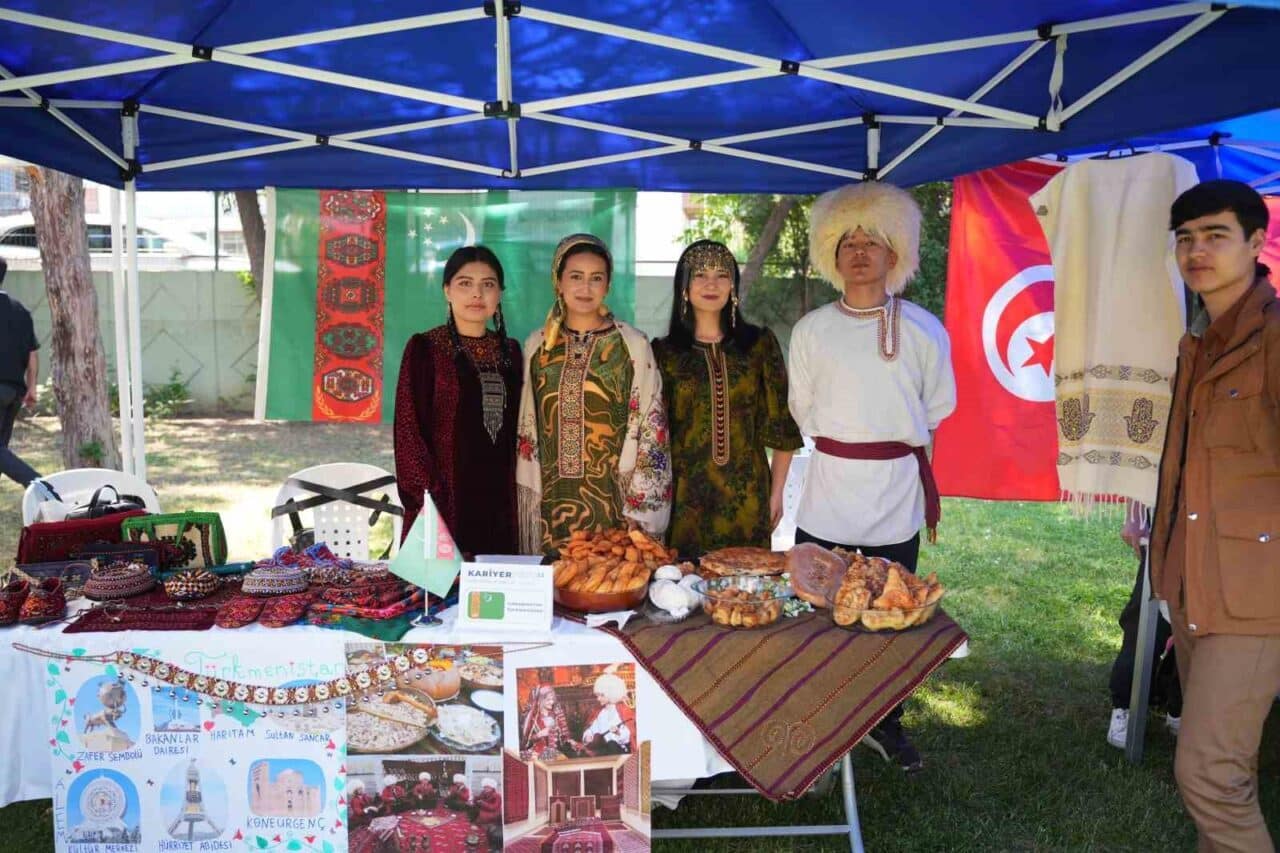 Kocaeli Sağlık ve Teknoloji Üniversitesi, KariyerFest25 etkinliğinde öğrencilerle mezunları iş