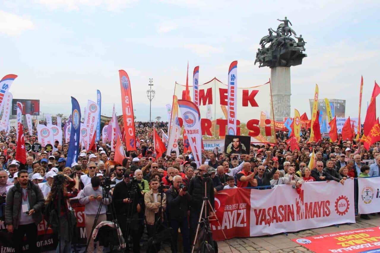 İzmir'de 1 Mayıs Emek ve Dayanışma Günü, Gündoğdu Meydanı'nda yapılan