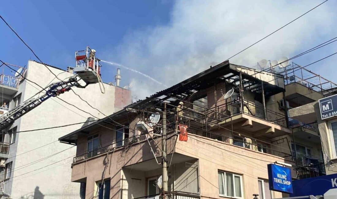 Karabağlar’da 4 Katlı Binanın Çatı Katında Yangın Çıktı, İtfaiye Müdahale Etti İzmir'in Karabağlar ilçesinde sabah saatlerinde 4 katlı bir binanın çatı