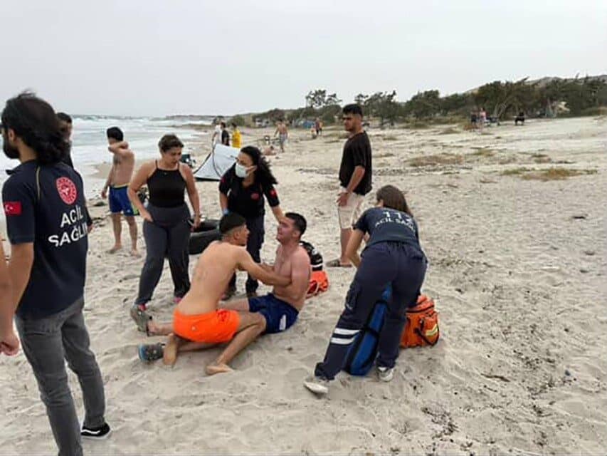İzmir'in Çeşme ilçesinde 24 yaşındaki Şerif Bilen, denizde boğularak yaşamını
