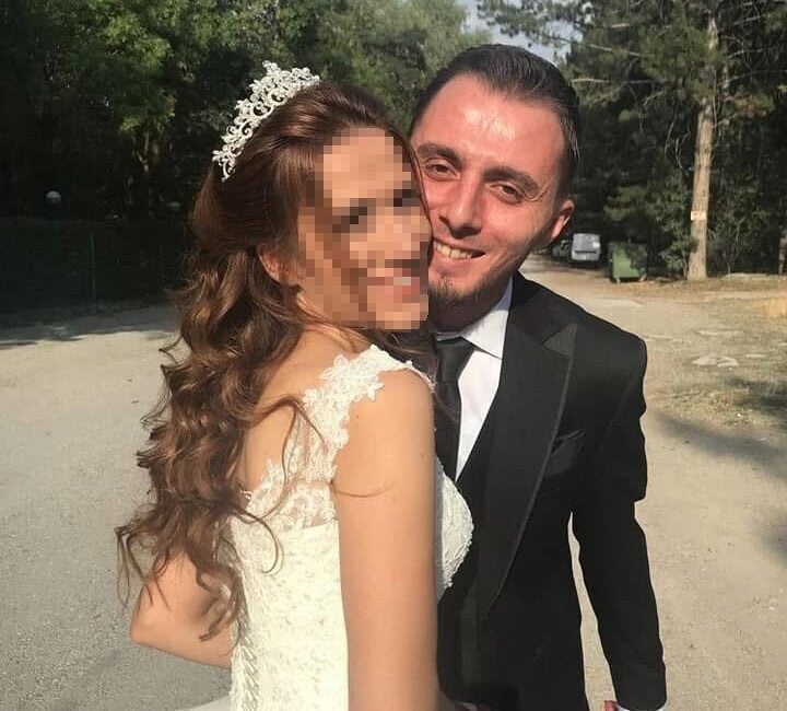 İzmir'in Menemen ilçesinde düzenlenen bir etkinlikte dekoratif taş kemerin devrilmesi