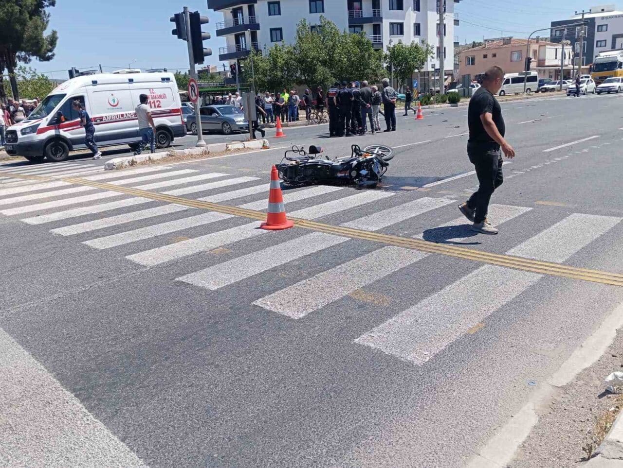 İzmir'in Aliağa ilçesinde meydana gelen kazada 72 yaşındaki motosiklet sürücüsü