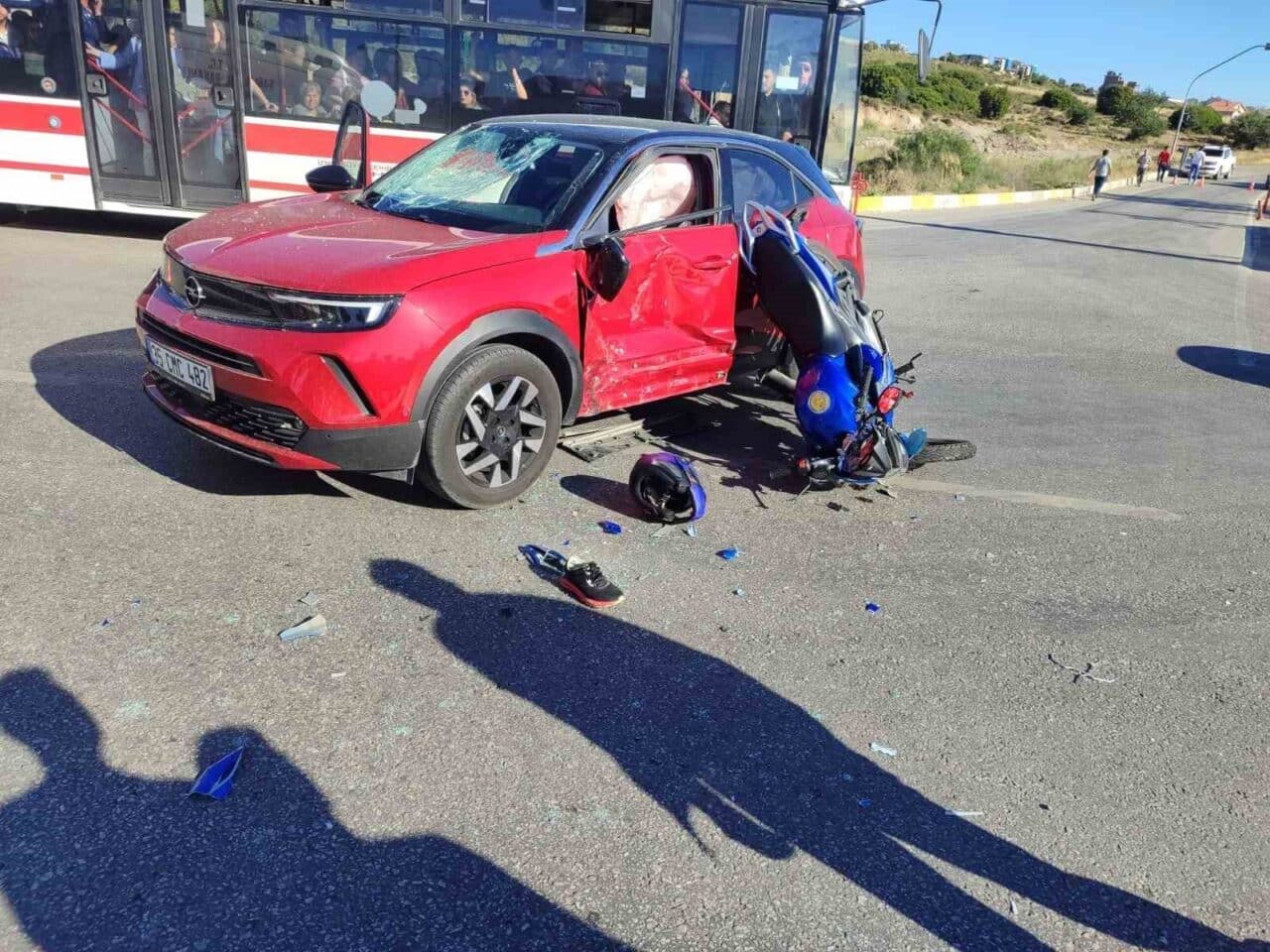 İzmir'in Foça ilçesinde otomobil ve motosikletin çarpışması sonucu 41 yaşındaki