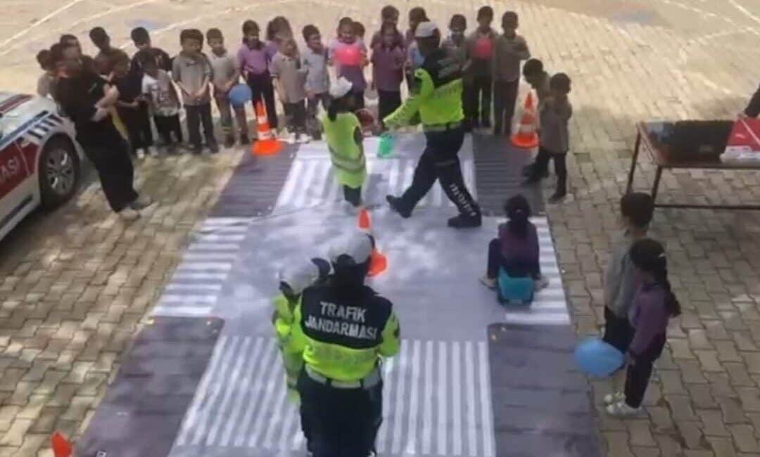 Adıyaman'ın Gölbaşı ilçesinde jandarma, Balkar Beldesi Anaokulu ve İlkokulu'nda öğrencilere