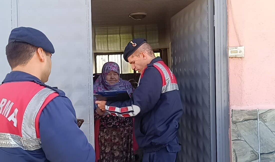 Bilecik’in Pazaryeri ilçesinde jandarma ekipleri, dolandırıcılara karşı yaşlı vatandaşları uyarmak