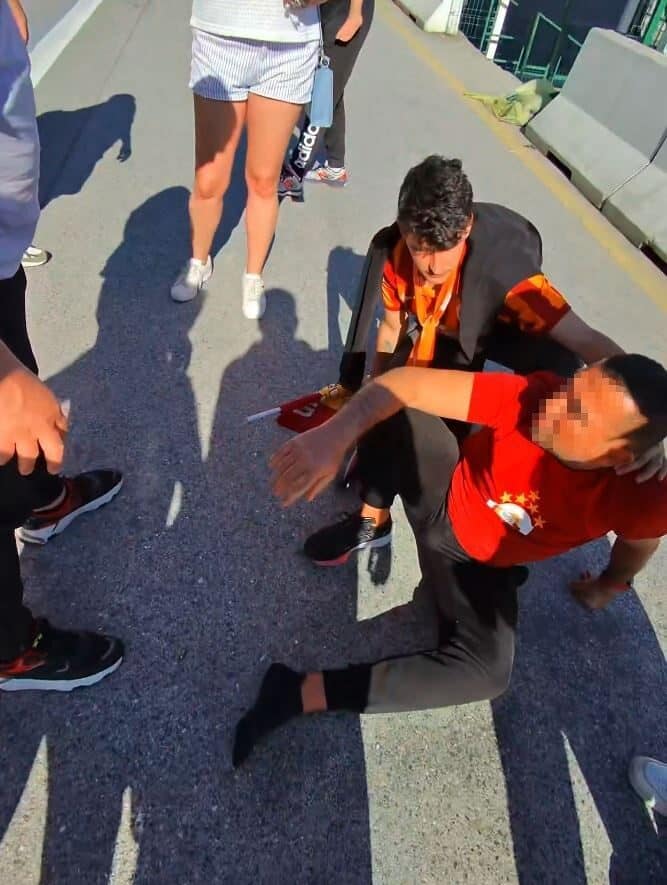 Kadıköy'de Galatasaray formasını giyen bir taraftar, bilinmeyen bir kişi tarafından