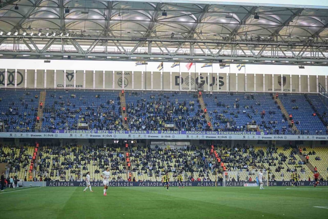 Fenerbahçe, Eyüpspor ile oynadığı maçta tribünlerin boş kalması ve taraftarların