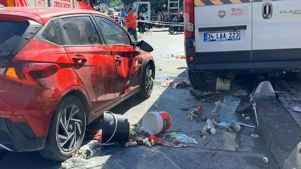 Kağıthane'de O.K. (67) yönetimindeki servis minibüsünün freni patlayarak yol kenarındaki
