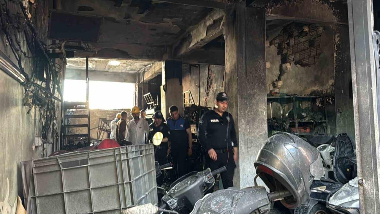 İstanbul Kağıthane'de bir motosiklet tamirhanesinde kaynak yapıldığı esnada çıkan patlamada