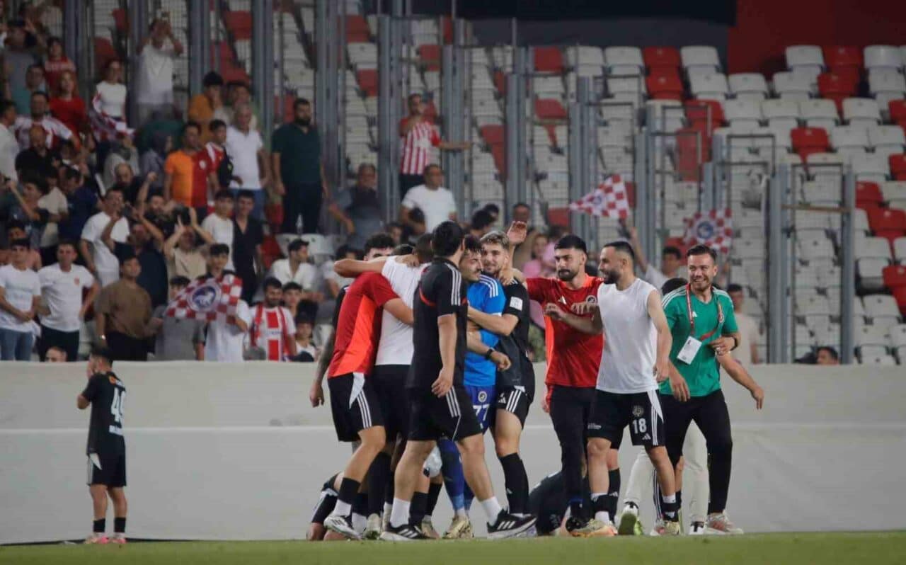 Kahramanmaraş İstiklalspor, TFF 3. Lig yükselme play-off finalinde Ayvalıkgücü Belediyespor'u