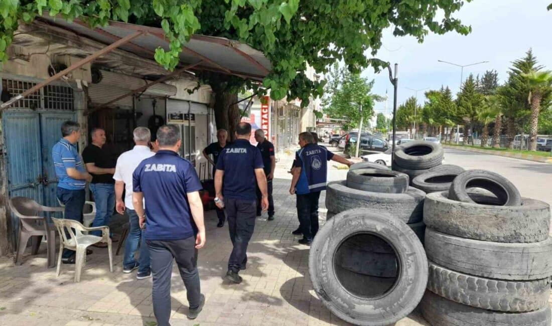 Adıyaman Kahta Belediyesi, yaya erişimini kolaylaştırmak için kaldırımlardaki işgalleri denetliyor.