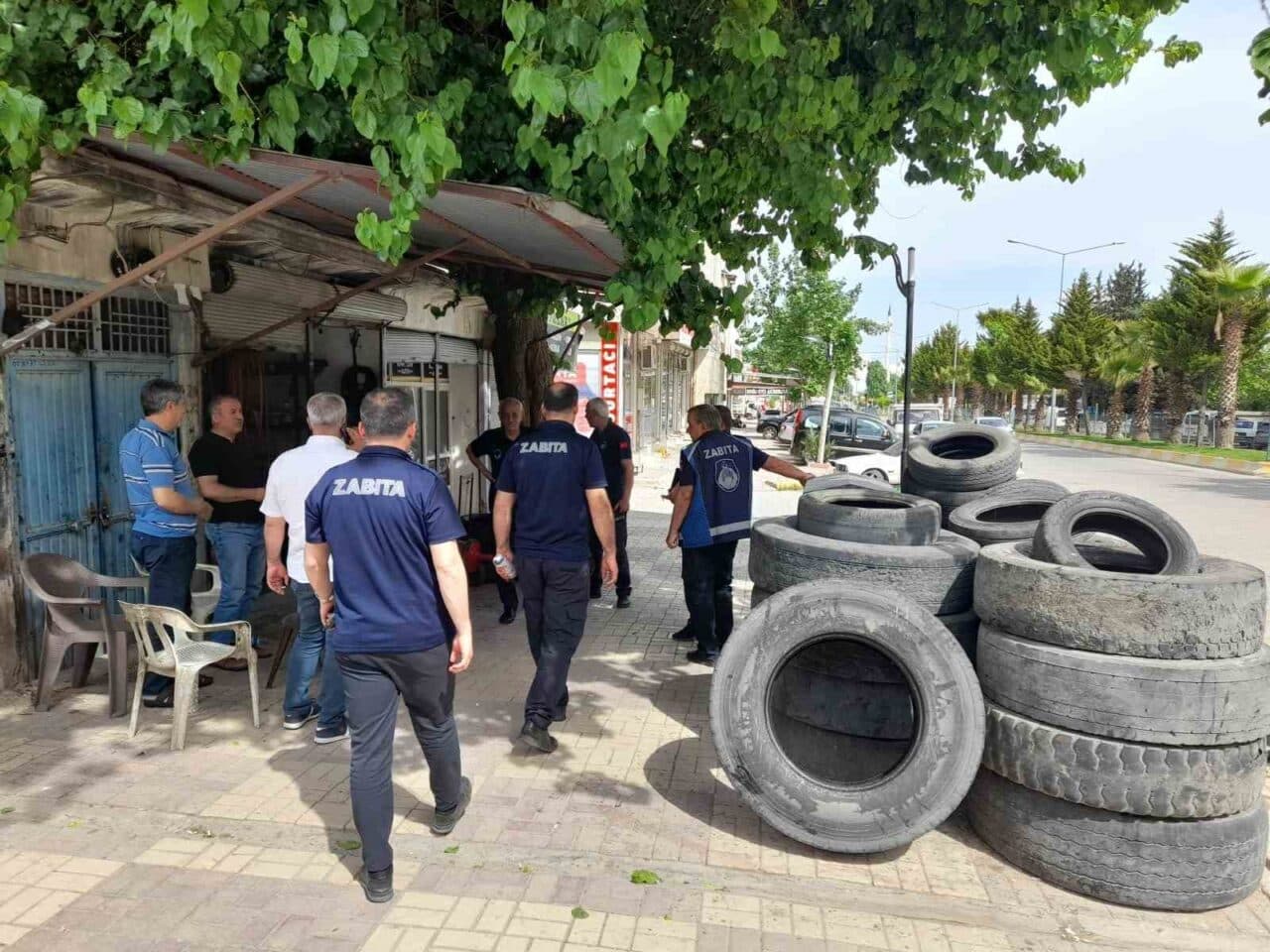 Adıyaman Kahta Belediyesi, yaya erişimini kolaylaştırmak için kaldırımlardaki işgalleri denetliyor.