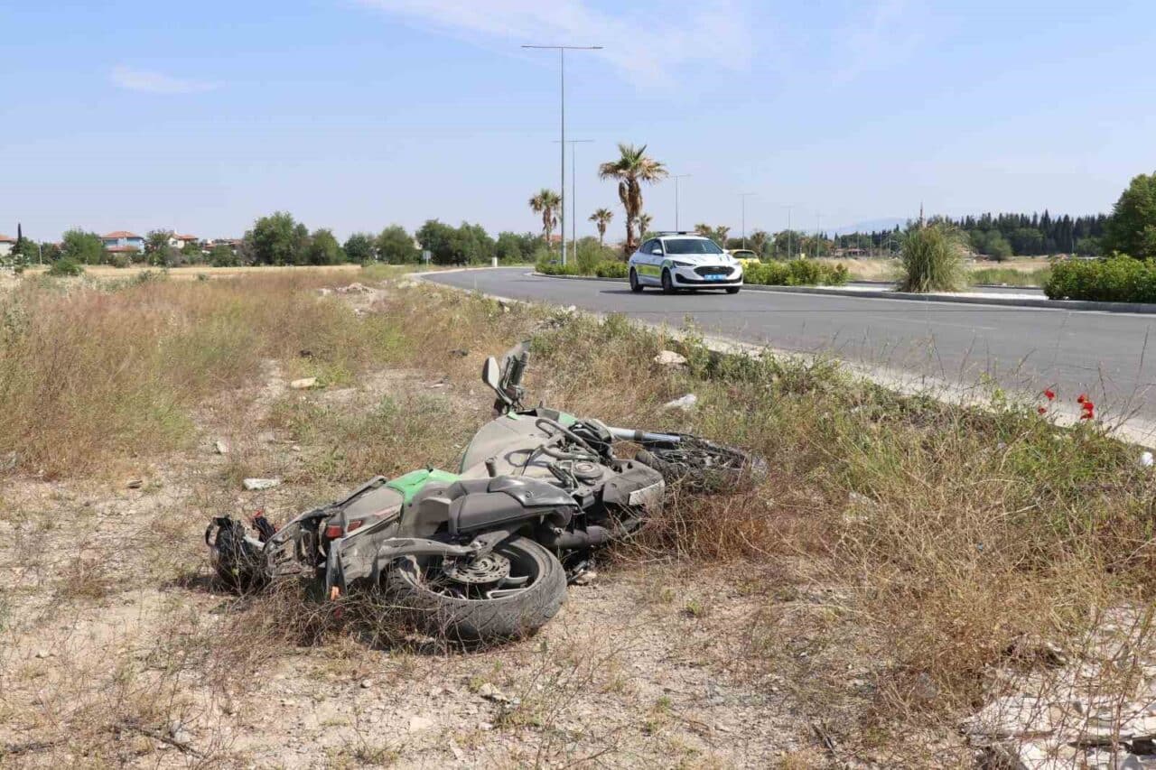Denizli'nin Pamukkale ilçesinde, 42 yaşındaki Mehmet Karışoğlu'nun süratli motosikleti, virajı
