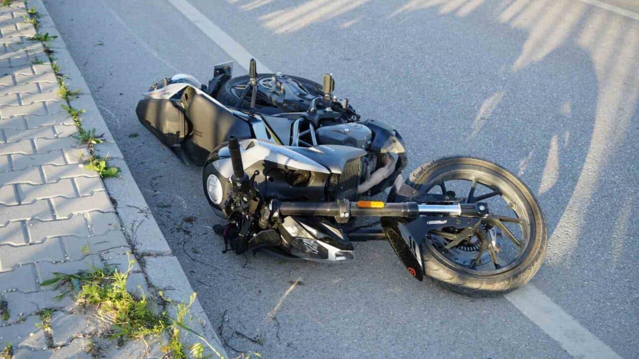 Burdur'da Mehmet C.E. (19) yönetimindeki motosiklet kontrolden çıkarak kaldırımdaki trafik