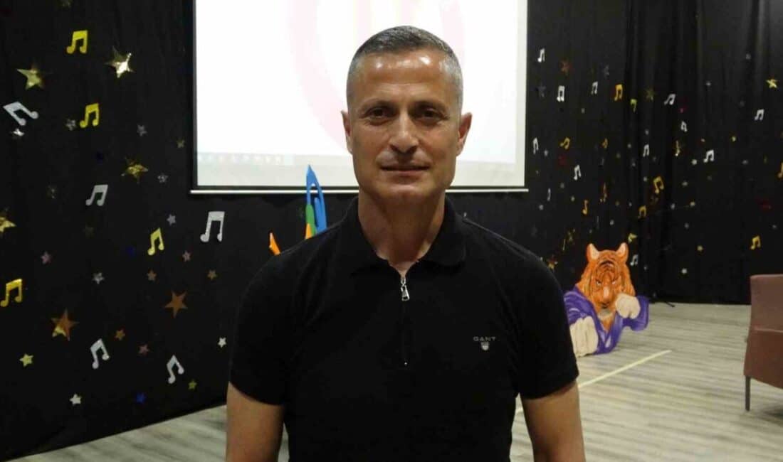 Beden eğitimi öğretmeni Yalçın İnan, Uğur Okulları'ndaki etkinlikte öğrencilere futbol