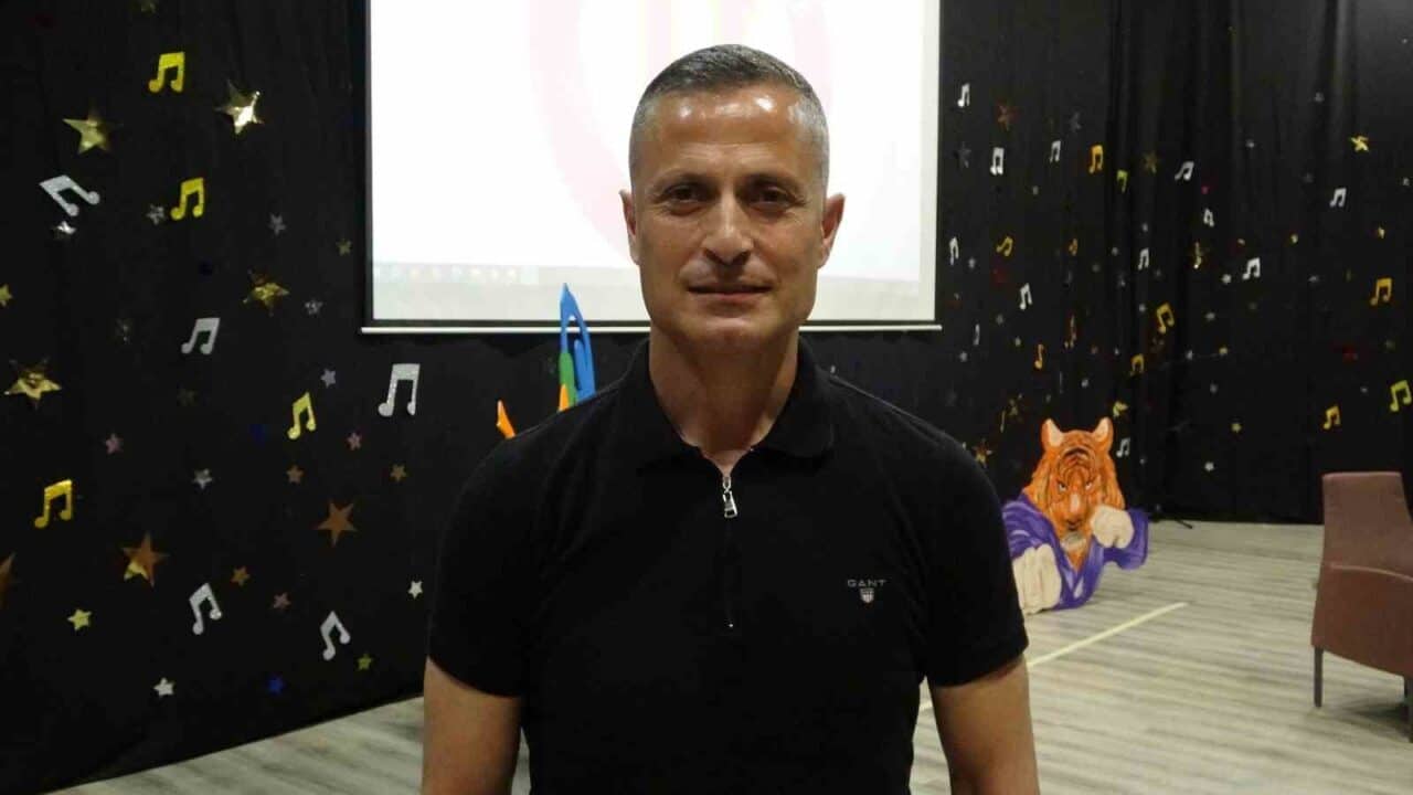 Beden eğitimi öğretmeni Yalçın İnan, Uğur Okulları'ndaki etkinlikte öğrencilere futbol