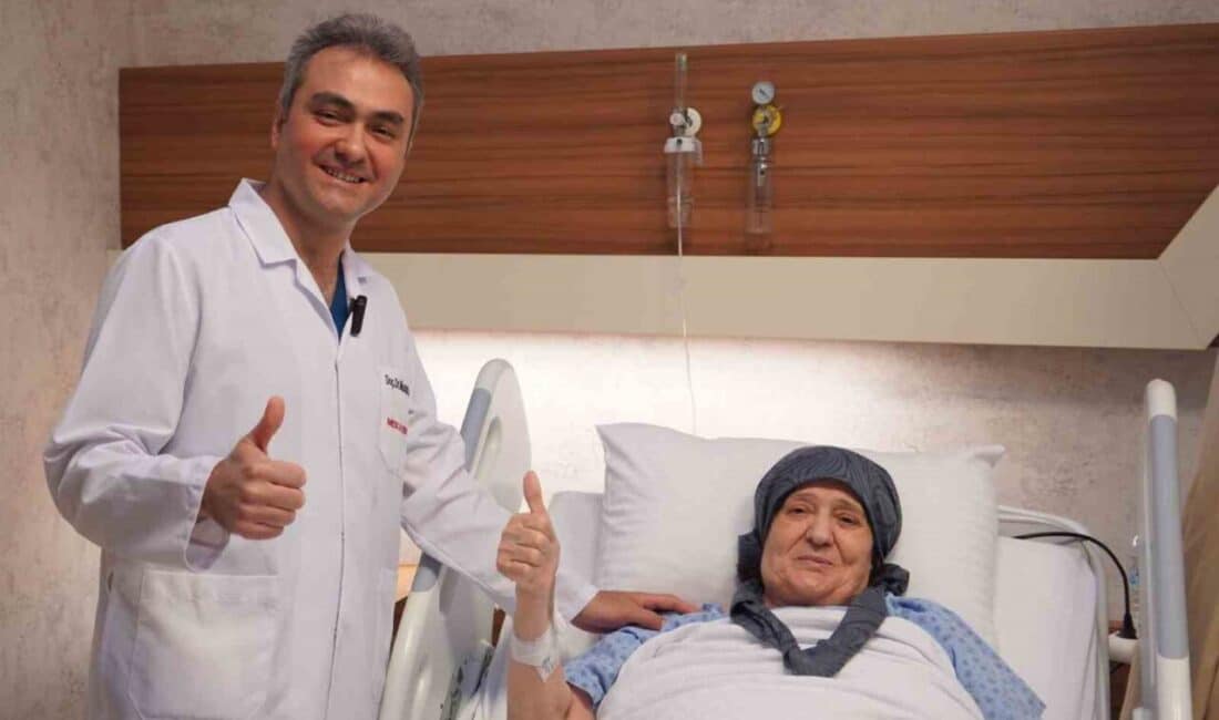İzmir Ekonomi Üniversitesi Medical Point Hastanesi'nde, 76 yaşındaki Ayşe Orman’a