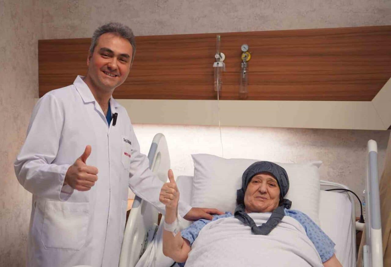 İzmir Ekonomi Üniversitesi Medical Point Hastanesi'nde, 76 yaşındaki Ayşe Orman’a