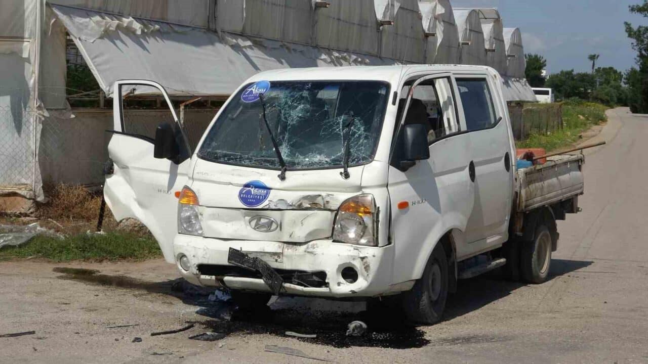 Antalya'nın Kepez ilçesinde, Abdullah T. yönetimindeki hafif ticari araç, Tunahan
