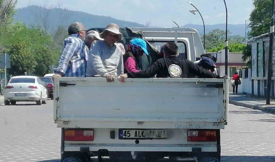 Turgutlu’da Tarım İşçilerinin Açık Kasa Kamyonette Güvensiz Taşınması Tepki Çekti Manisa'nın Turgutlu ilçesinde, açık kasa kamyonette güvenli olmayan bir şekilde