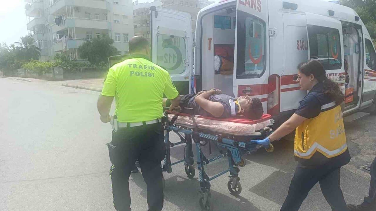 Antalya'nın Manavgat ilçesinde, Mehmet Mahsun Asan'ın kullandığı motosiklet, kamyonetle çarpışmaktan