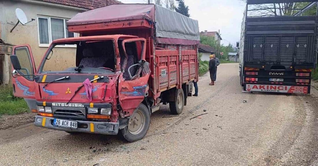 Bilecik’te İki Kamyonun Çarpışması Sonucu Bir Kişi Yaralandı Bilecik'te Pazaryeri-İnegöl karayolunda iki kamyonun çarpışması sonucunda A.K. yaralandı. Kaza,
