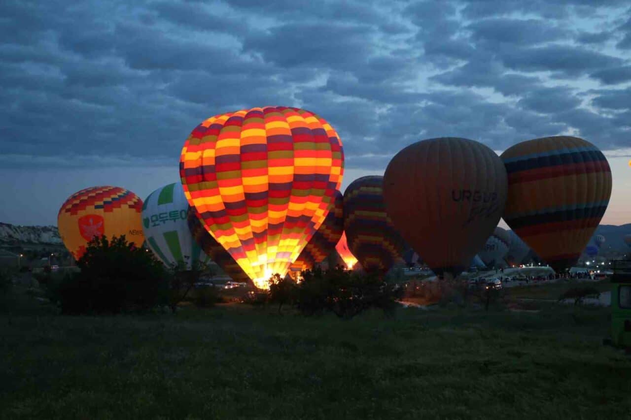 Kapadokya'da sıcak hava balonları, Türk bayrakları ve Atatürk posterleri ile
