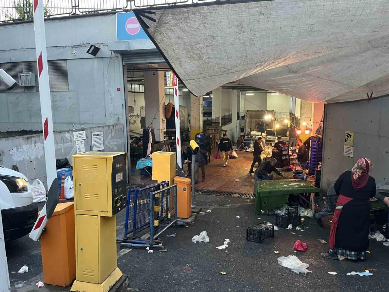 İstanbul Bayrampaşa'da kimliği belirsiz biri, kapalı pazar alanının havalandırmasına biber