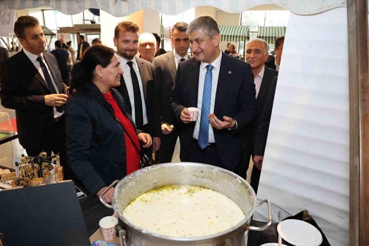 Karabük'te düzenlenen "Karabük Lezzet Şenlikleri" programında yöresel mutfağın tanıtımı yapıldı.