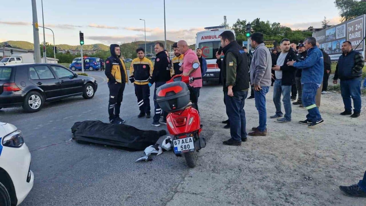 Zonguldak'ın Karadeniz Ereğli ilçesinde motosiklet sürücüsü Seçkin Kırçoban, tırla çarpışarak