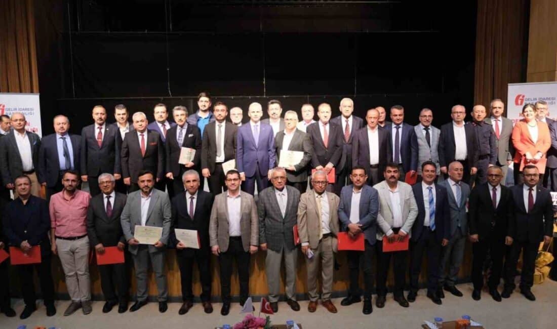 Karaman’da Vergi Rekortmenleri Ödüllerini Törende Aldı Karaman'da 36. Vergi Haftası kapsamında düzenlenen törende vergi rekortmeni mükellefler