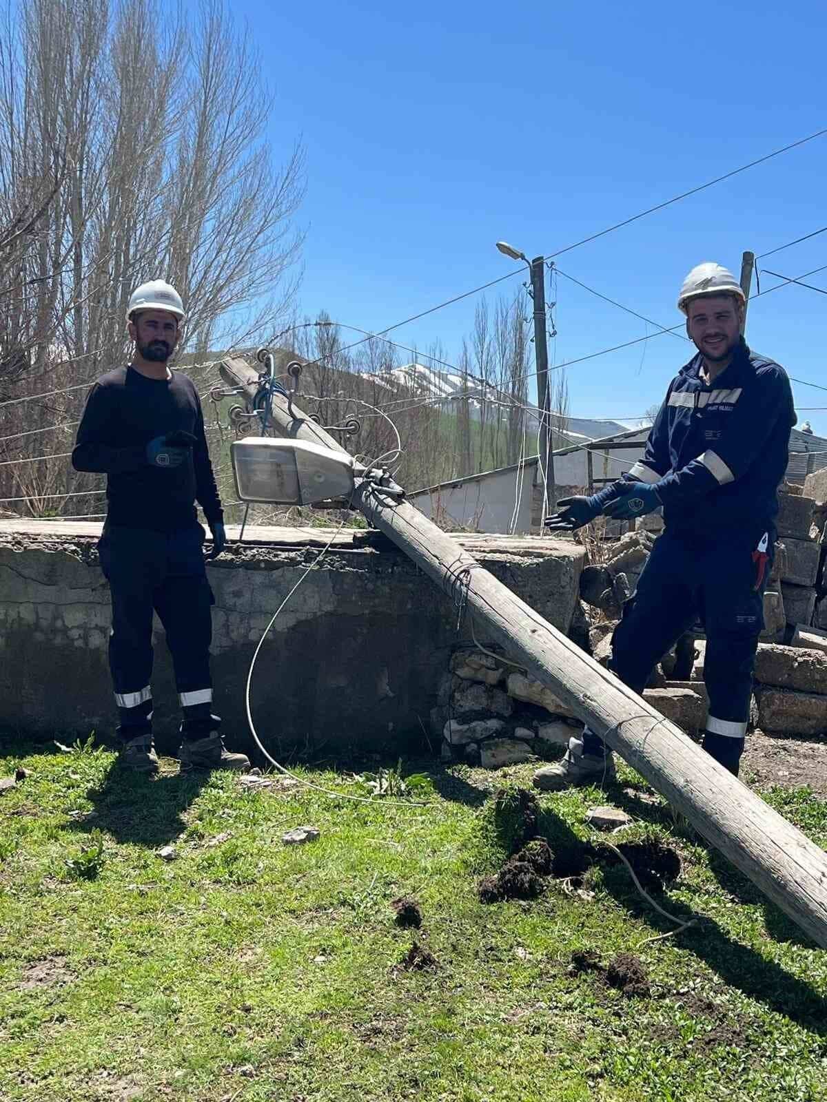 Erzurum'un Karayazı ilçesinde meydana gelen fırtına ve hortum, enerji hatlarına