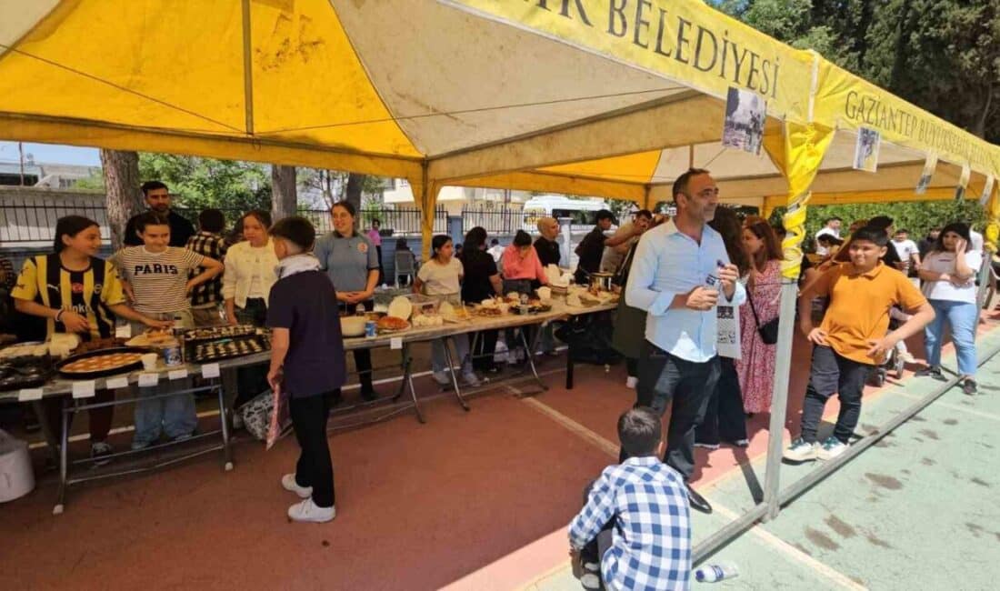 Gaziantep’te Kurulan Hayır Çarşısı, Gazze ve Doğu Türkistan İçin Büyük İlgi Topladı Gaziantep'in Karkamış ilçesinde, Gazze ve Doğu Türkistan için kurulan hayır
