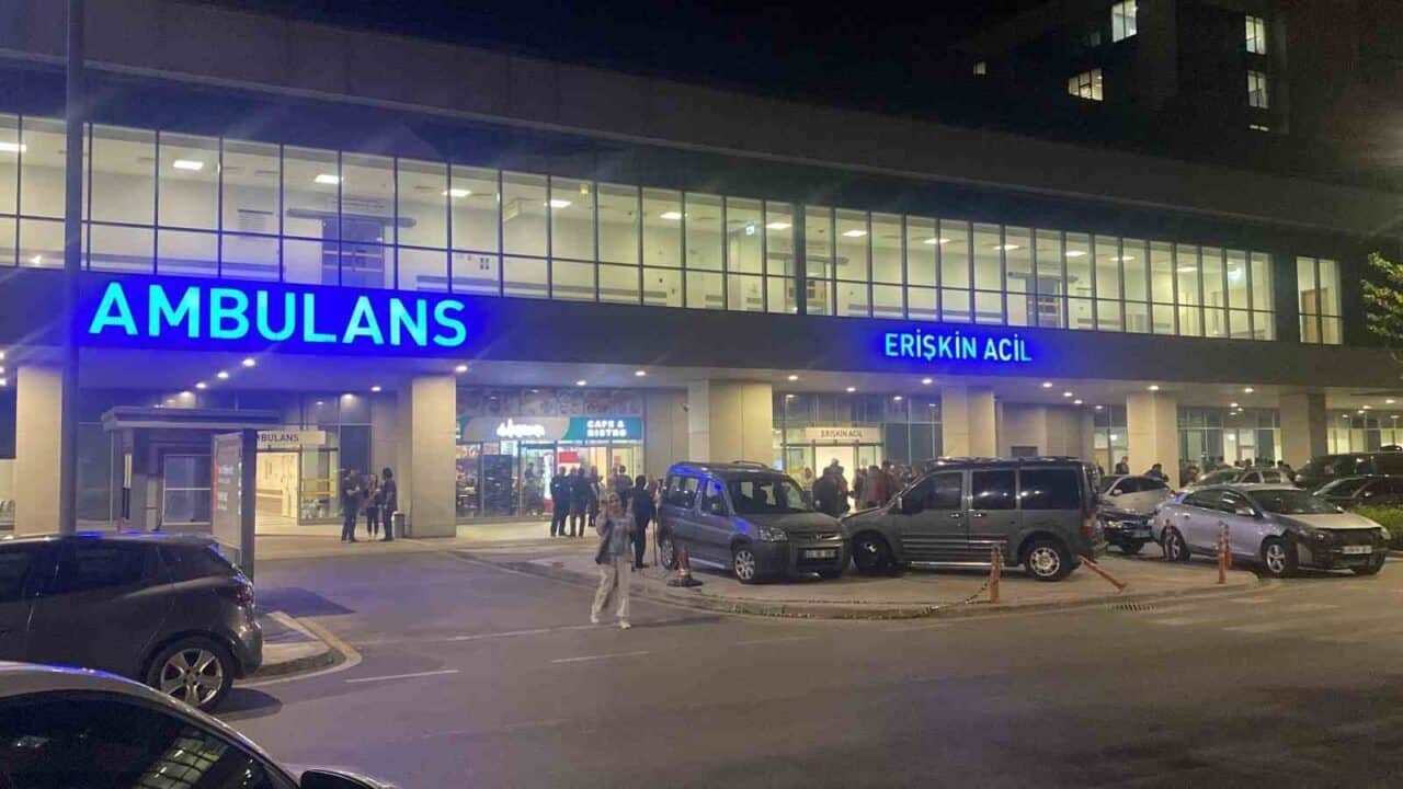 Kocaeli'nin Derince ilçesinde D.E. (32), evinde silahla karnından vurularak yaralandı.