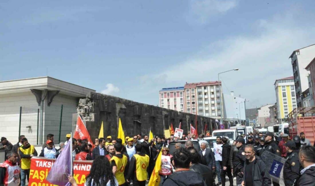Kars'ta 1 Mayıs Emek ve Dayanışma Günü'nde yürümek isteyen grublar
