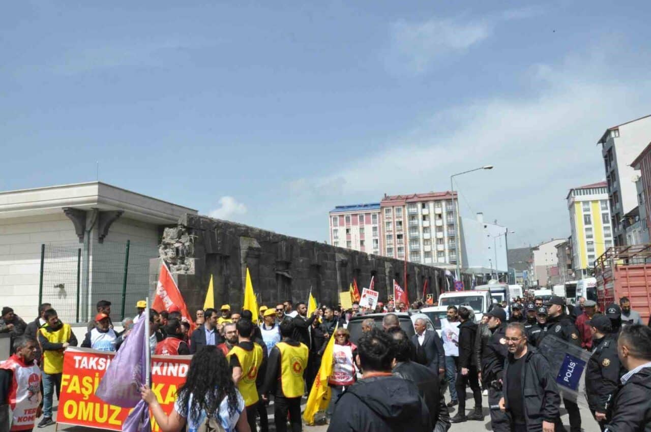 Kars'ta 1 Mayıs Emek ve Dayanışma Günü'nde yürümek isteyen grublar