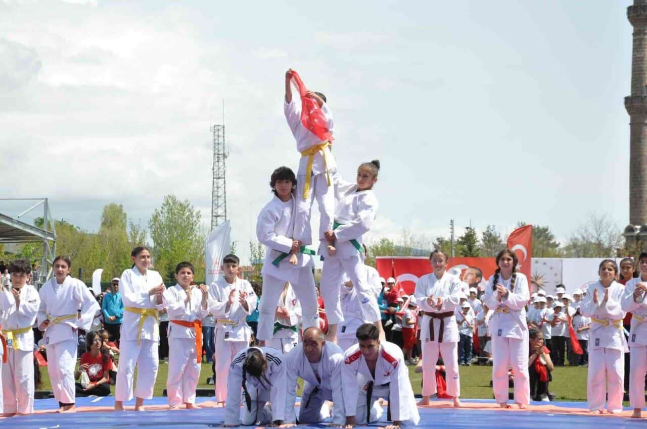 19 Mayıs Atatürk’ü Anma Gençlik ve Spor Bayramı Kars’ta coşkuyla