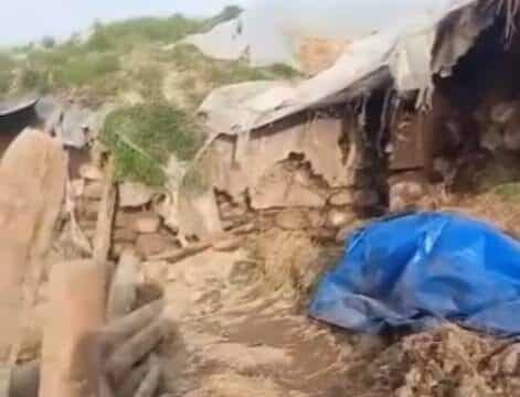 Kars'ın Arpaçay ilçesindeki Melikköyü’nde şiddetli yağış sonucu Şemistan Top'un ahırı