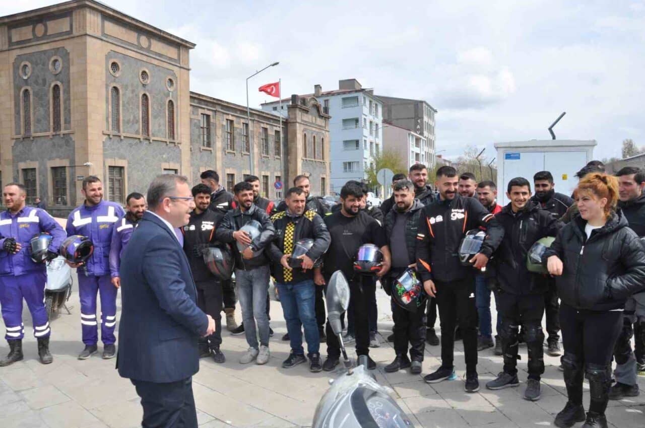 Kars'ta düzenlenen "Güvenli Motosiklet Kullanımı Eğitimi" etkinliğine Vali Ziya Polat