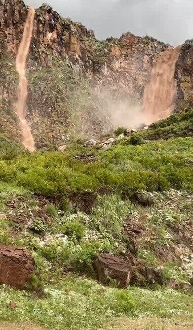 Kars’ın Akyaka İlçesinde Yağmur Sonrası Sel ve Şelaleler Ortaya Çıktı Kars’ın Akyaka ilçesinde akşam saatlerinde başlayan sağanak yağmur, sel olayına