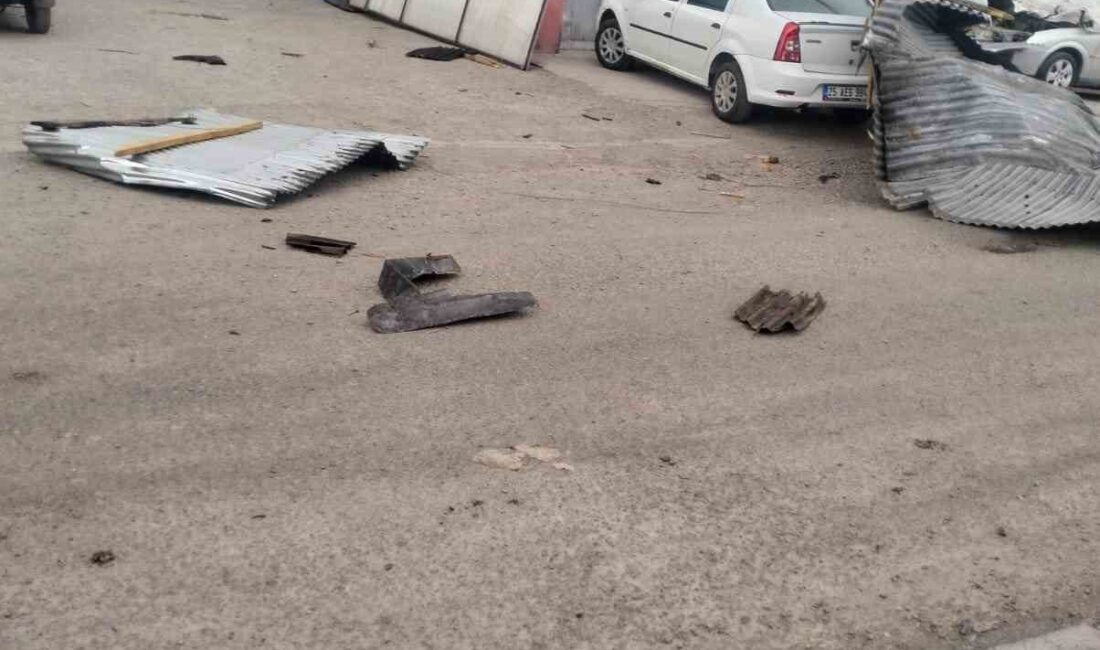 Kars’ta güçlü rüzgar 2 iş yerinin çatısını uçurdu, çatılar park halindeki araca düştü. Kars'ta etkili olan şiddetli rüzgar, Küçük Sanayi Sitesi'ndeki iki iş