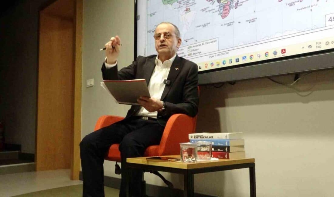 Gazeteci-yazar Nuh Albayrak, Kartal Anadolu İmam Hatip Lisesi'nde öğrencilerle bir
