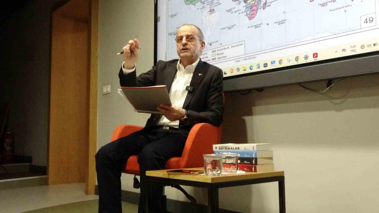 Gazeteci-yazar Nuh Albayrak, Kartal Anadolu İmam Hatip Lisesi'nde öğrencilerle bir