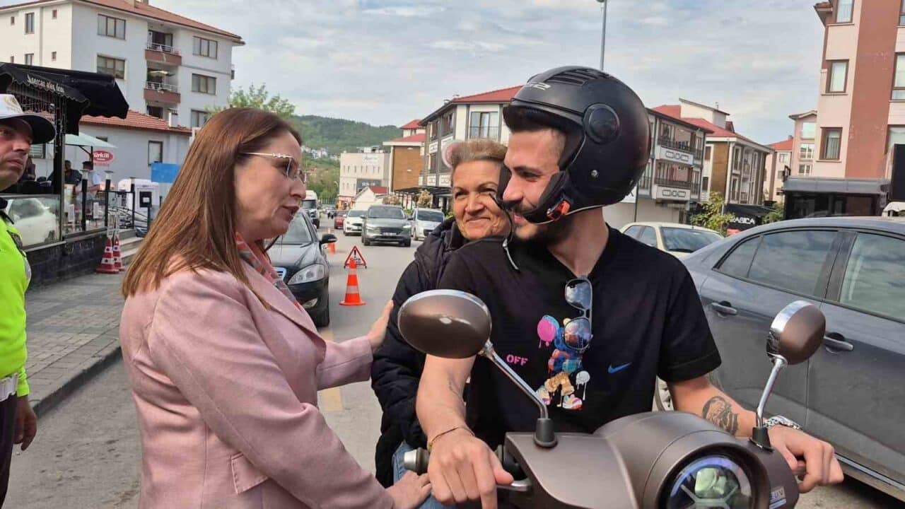 Bartın'da Vali Nurtaç Arslan, kasksız motosiklet yolcusu olan bir kadını