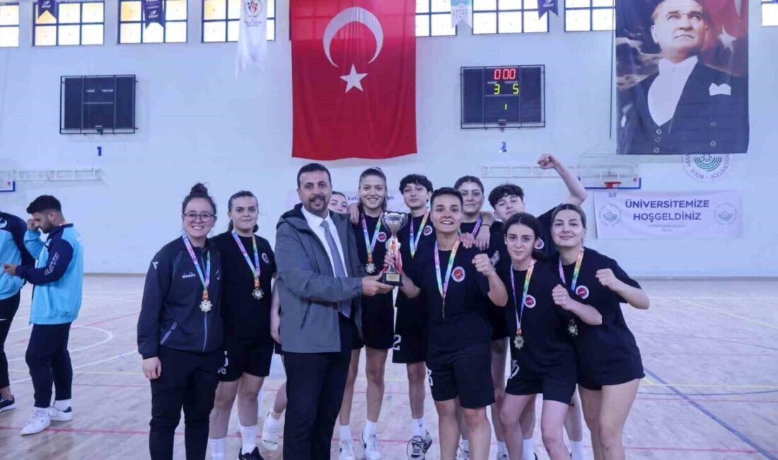 Kastamonu Üniversitesi Kadın Futsal Takımı, Futsal Turnuvası’nda Şampiyon Olmayı Başardı. Kastamonu Üniversitesi Kadın Futsal Takımı, Bolu İzzet Baysal Üniversitesi’nin ev