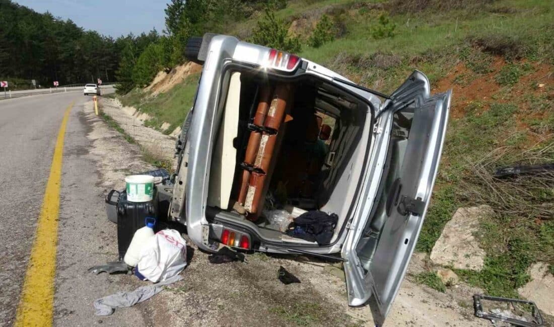 Kastamonu-Karabük karayolunda, M.Ç. yönetimindeki hafif ticari araç virajı geçemeyip refüje