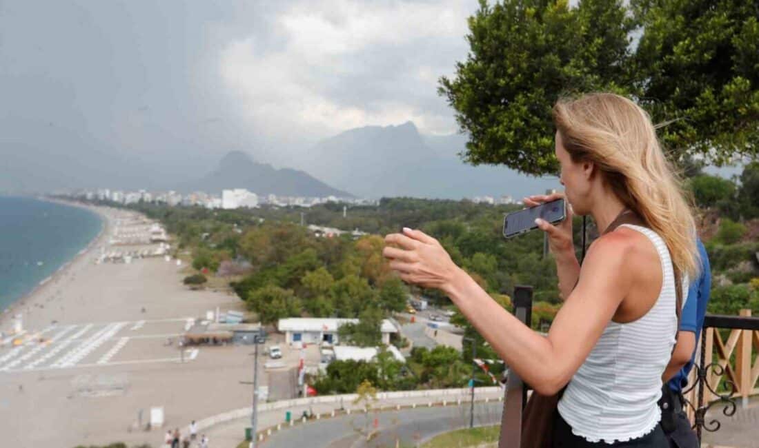 Antalya'da Rus turist Lilie Belova, sahilde unuttuğu akıllı saatini bulamayınca